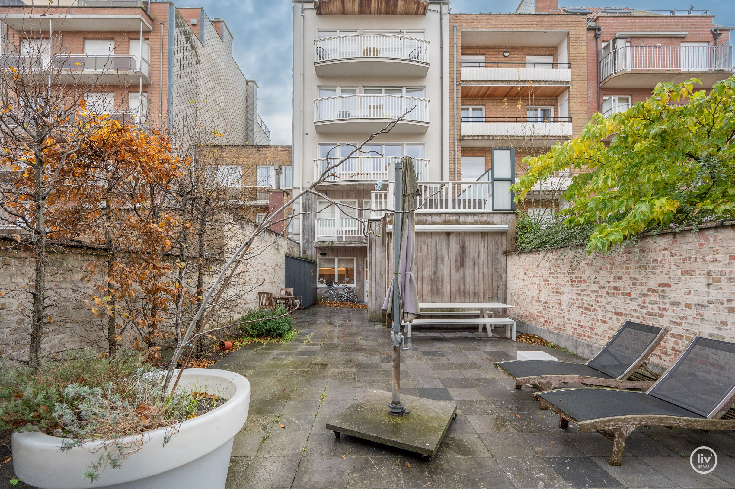 Bel appartement de plain-pied avec 3 chambres compl&#232;tes situ&#233; &#224; quelques minutes de la plage et des rues commer&#231;antes. 