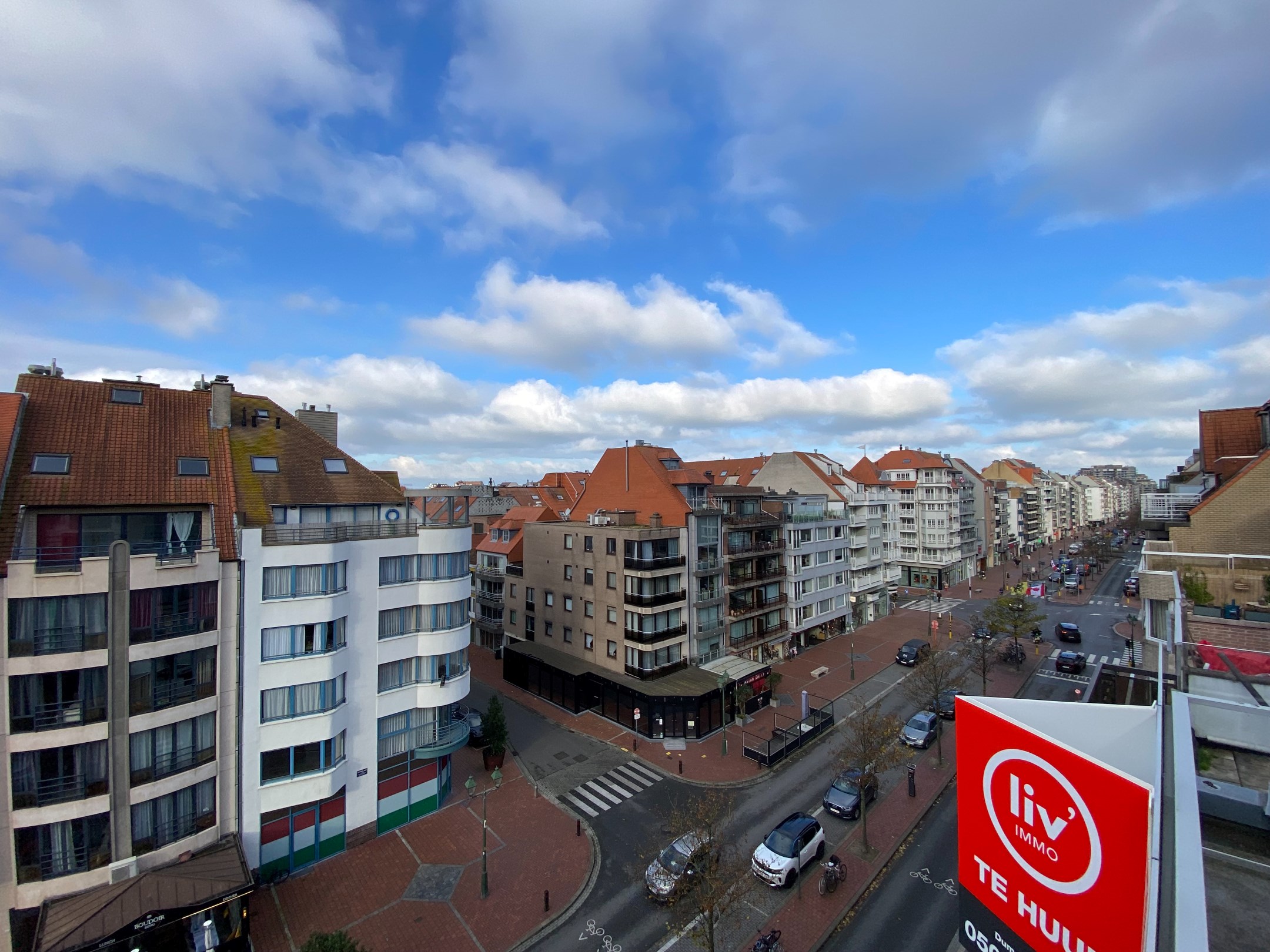 Meubl&#233; - Appartement en duplex avec 3 chambres &#224; coucher compl&#232;tes et deux grandes terrasses orient&#233;es vers le soleil avec des vues d&#233;gag&#233;es, situ&#233; du c&#244;t&#233; ensoleill&#233; de l&#39;avenue Lippens. 