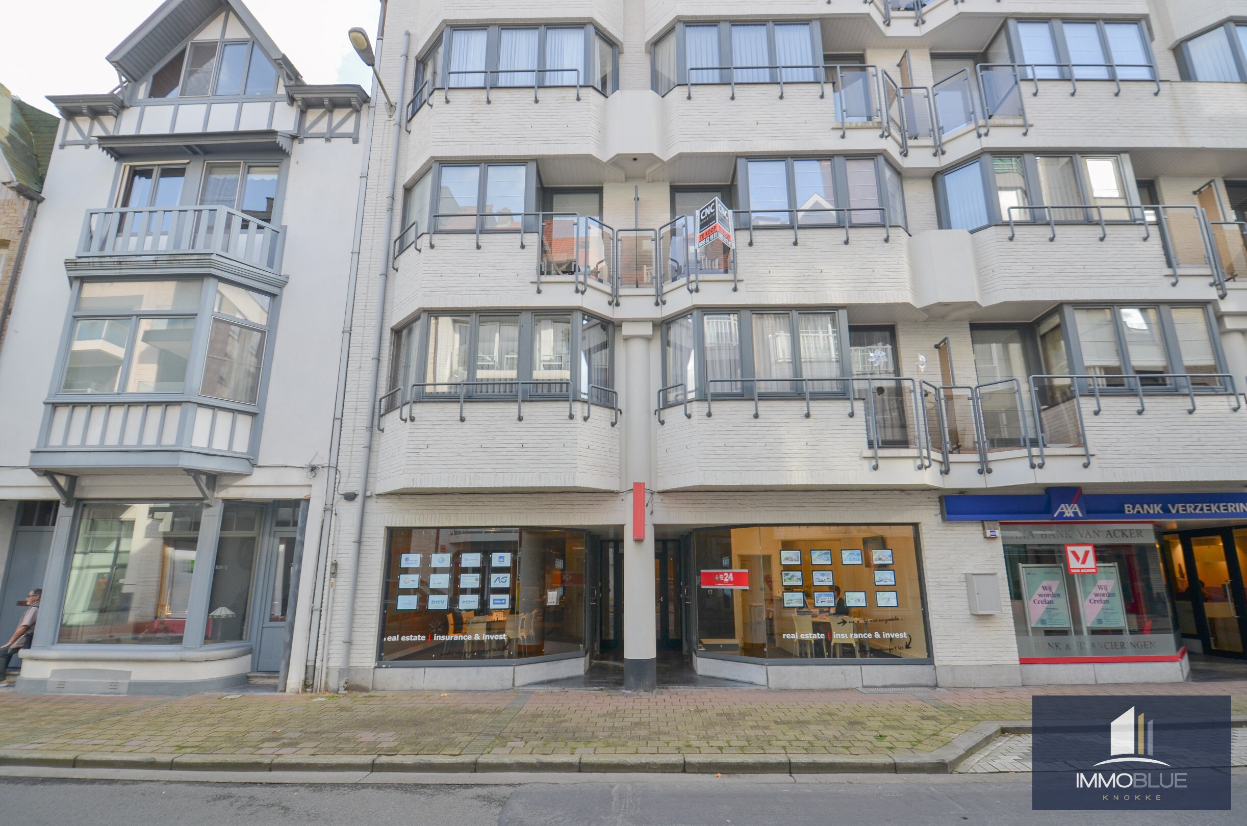 Centraal gelegen, volledig gerenoveerd appartement gelegen in de Zoutelaan op wandelafstand van het commercieel centrum. 