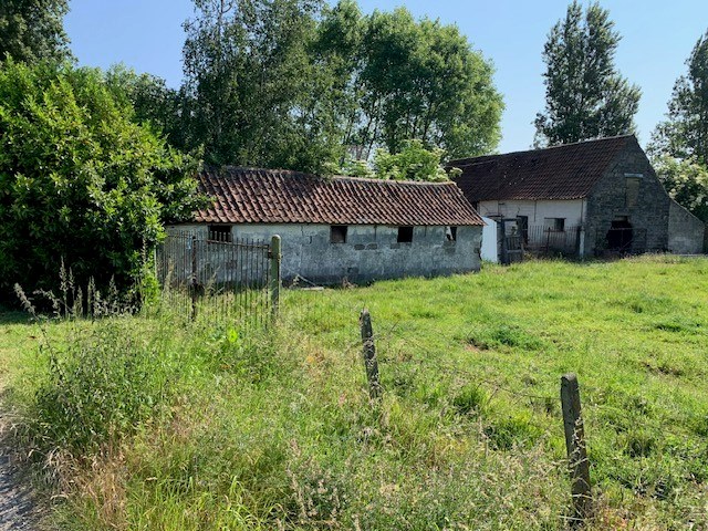 Te renoveren landelijke hoeve op prachtig perceel grond van ca. 2 hectare 