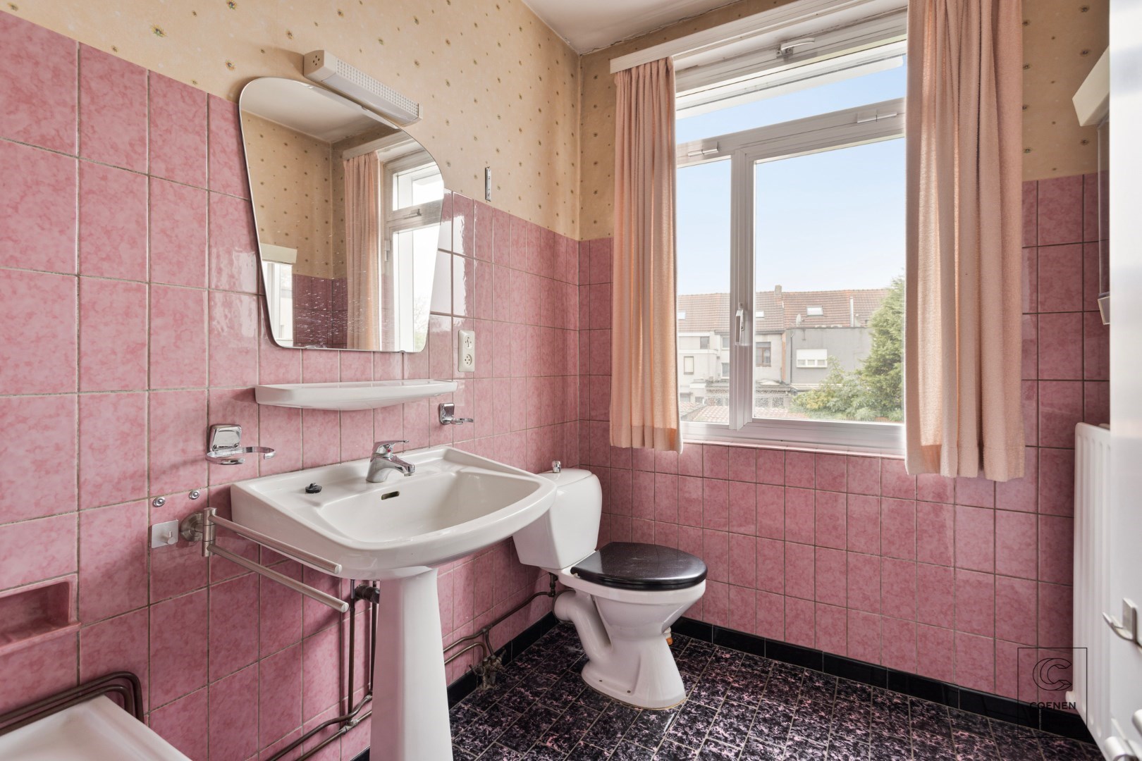 Charmante rijwoning met veel potentieel en 2 &#224; 3 slaapkamers te Schoten! 