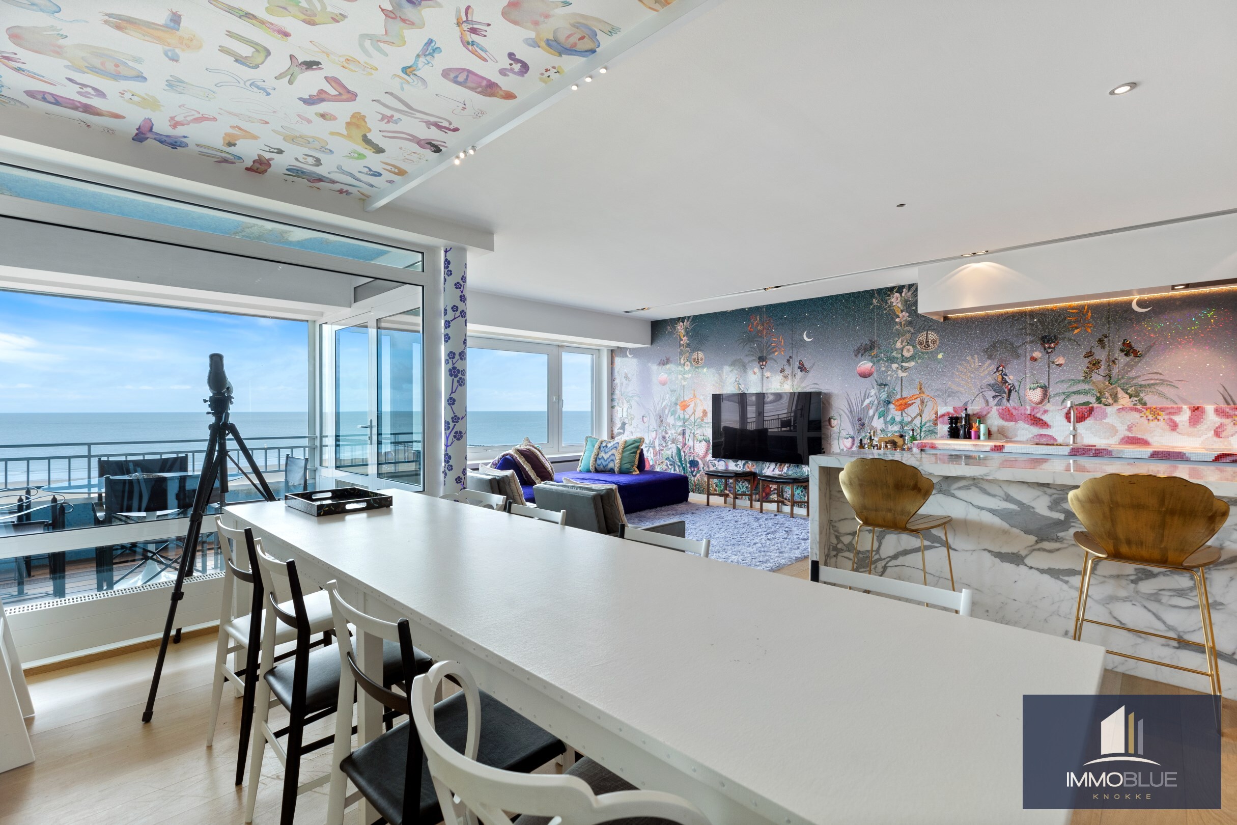 Appartement unique fini avec des mat&#233;riaux de tr&#232;s haute qualit&#233; et avec vue frontale sur la mer. 