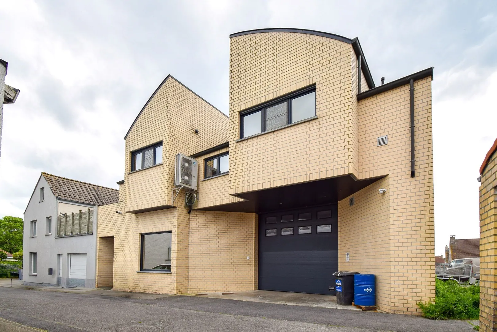 Ruime bel-étage met loods (180 m²) en bureel