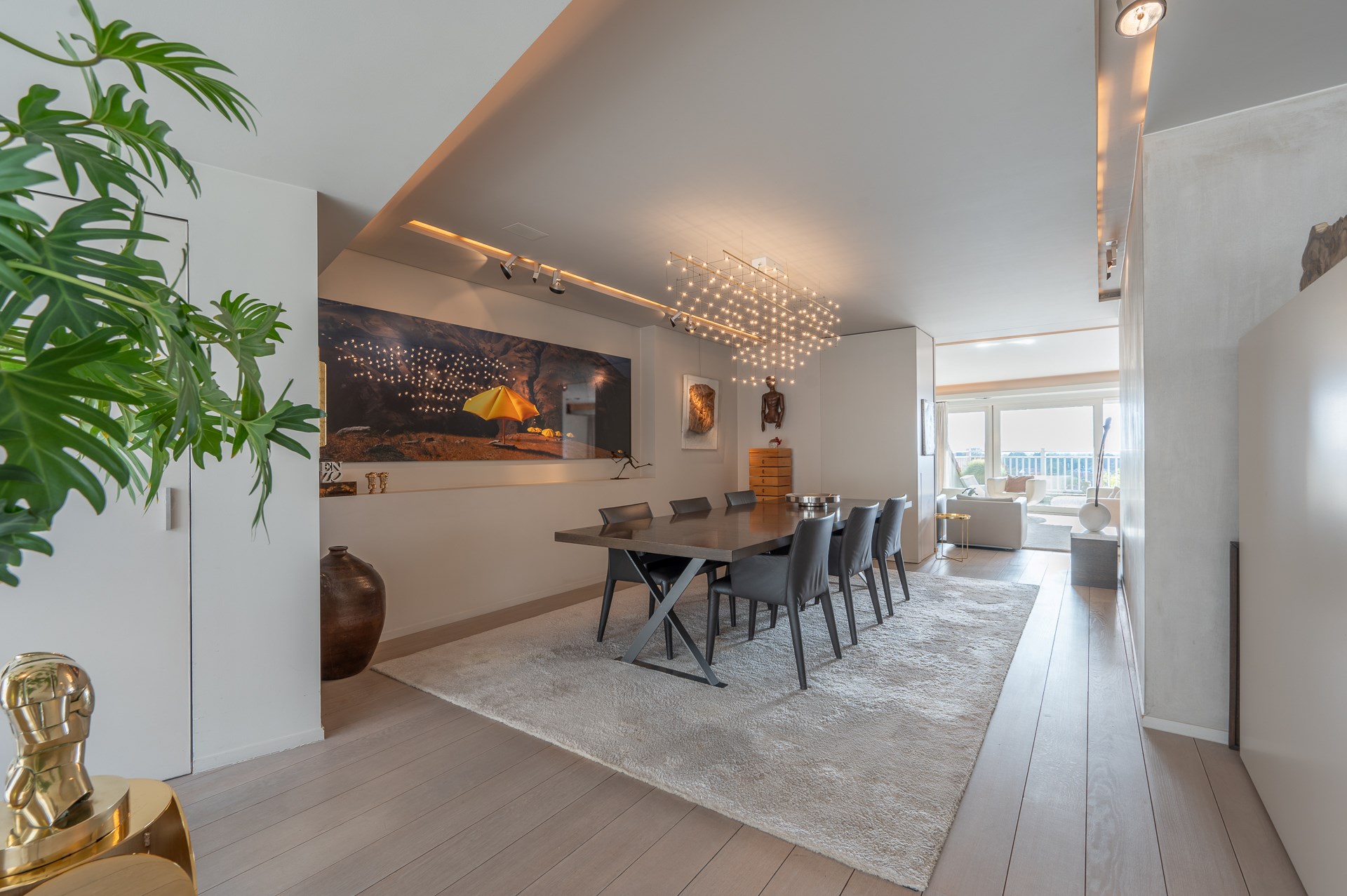 Soci&#233;t&#233; avec dans son actif&#160; un magnifique duplex-penthouse luxueux au milieu des magasins de luxe de l&#39;avenue du Littoral. 