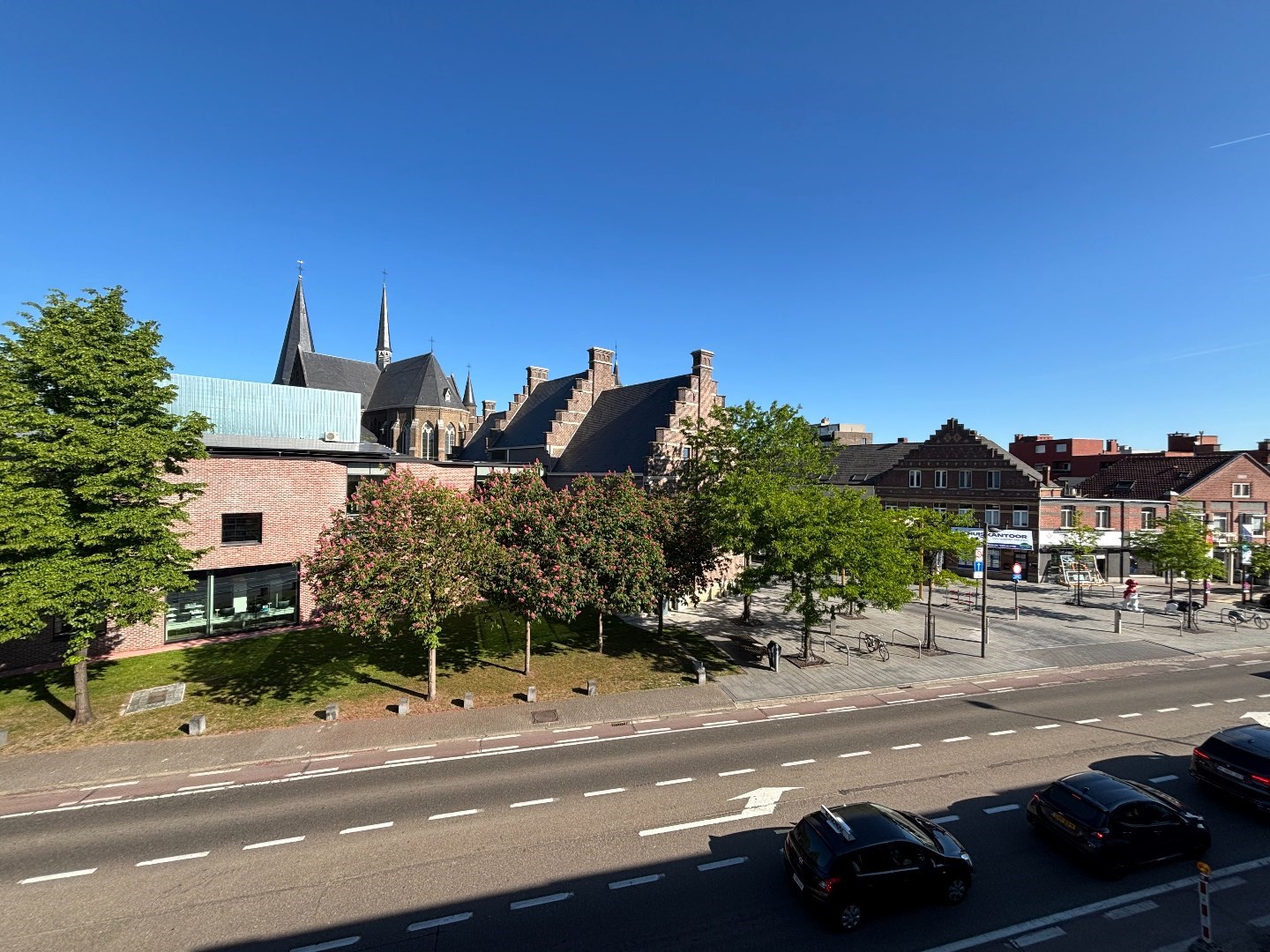 Instapklare duplex met 3 slpk. &amp; ruim terras (100 m&#178;) in hartje Neerpelt 