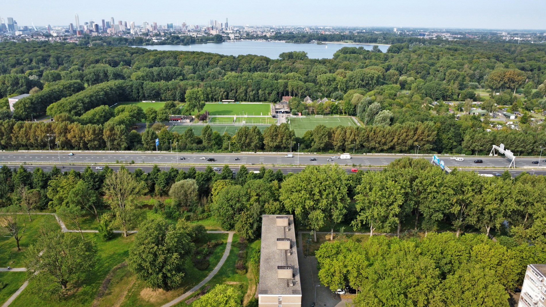 Kopers opgelet!! Geheel gerenoveerde 3 (voorheen 4) kamer appartement op de 3e verdieping met moderne keuken en badkamer, 2 balkons en gelegen op eigen grond! 