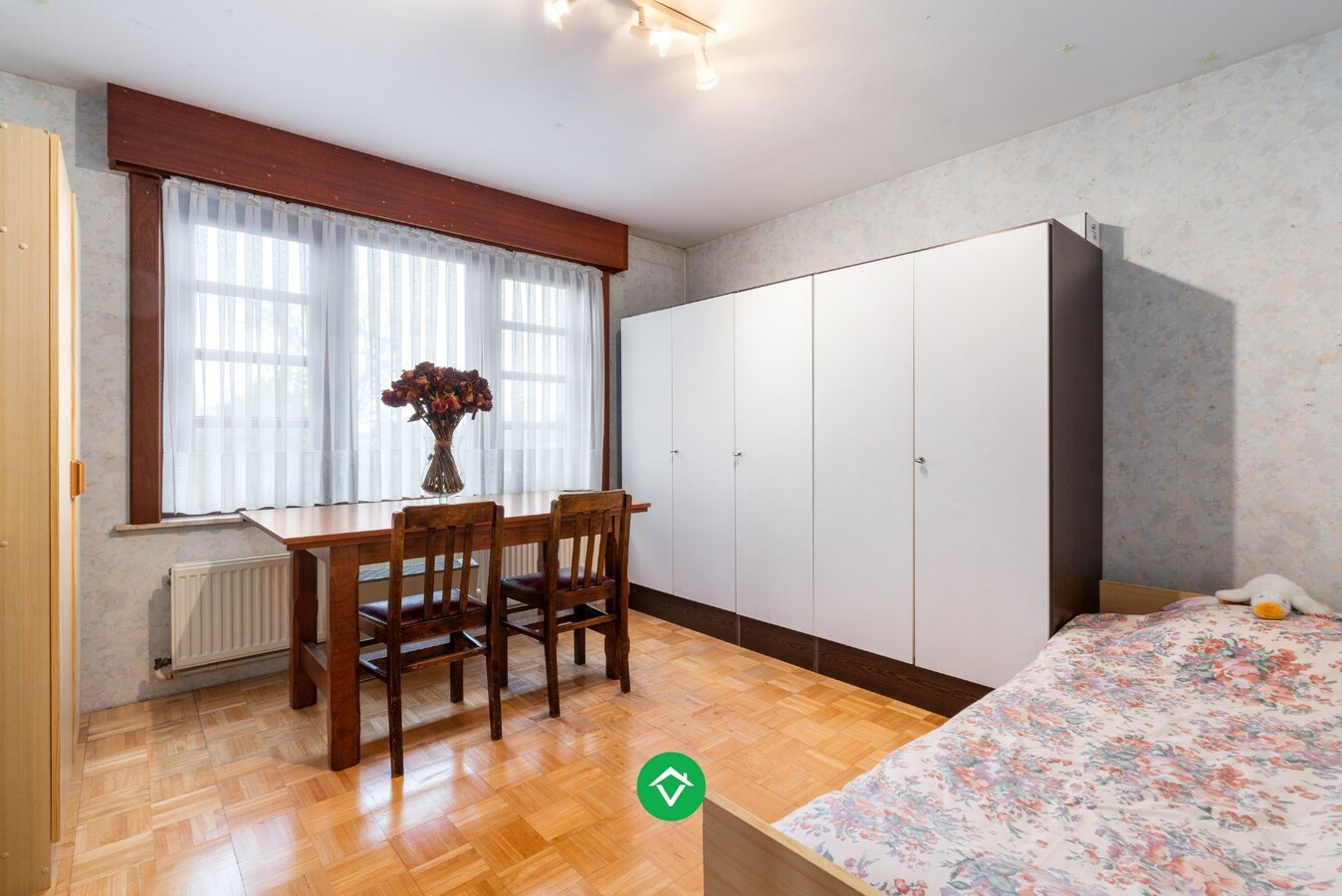 Alleenstaande woning met 4 slaapkamers te koop in centrum Koekelare 
