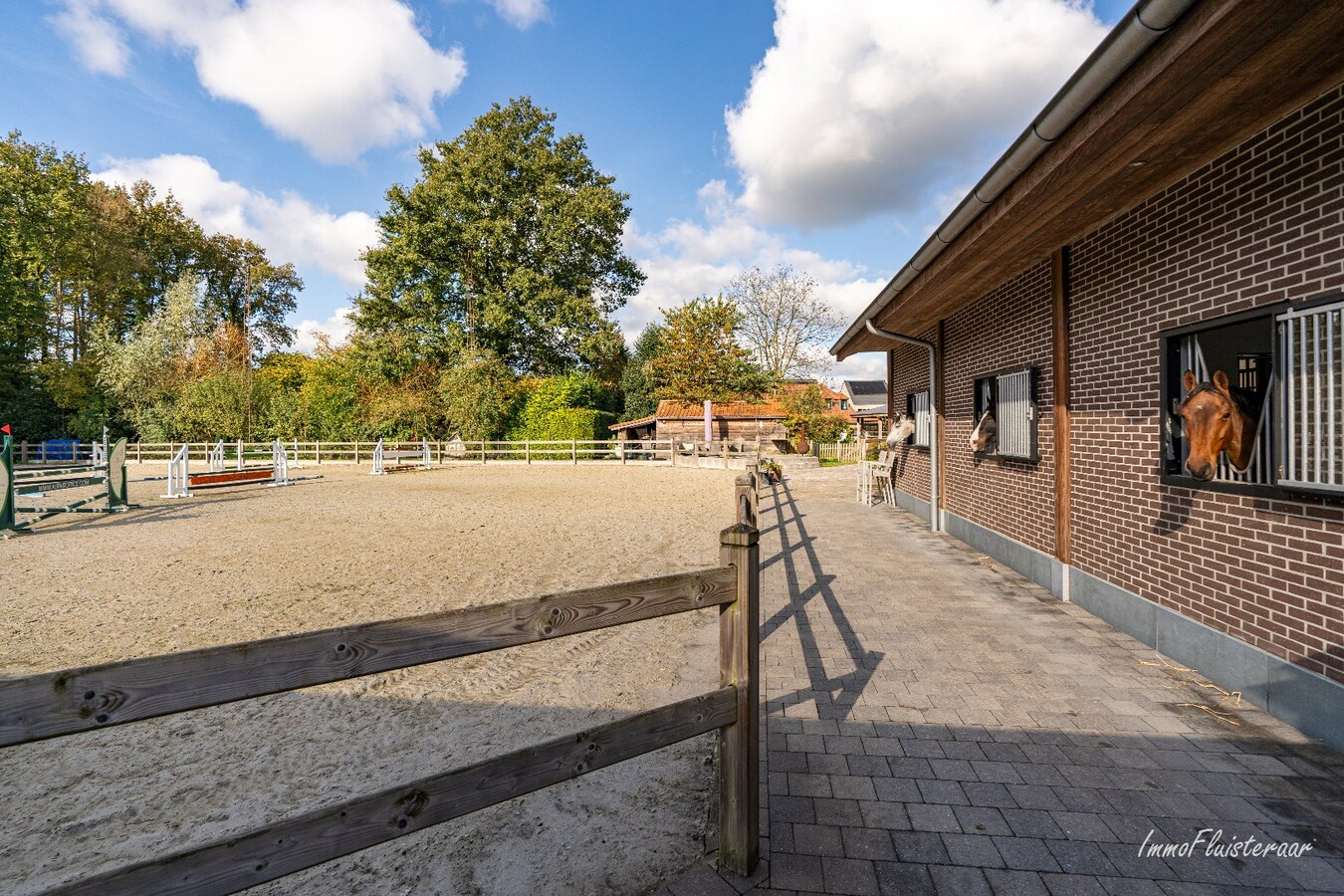 Unieke trainingsstal met prachtige villa op ca. 1 ha te Halle-Zoersel (Mogelijkheid tot aankoop extra weide) 