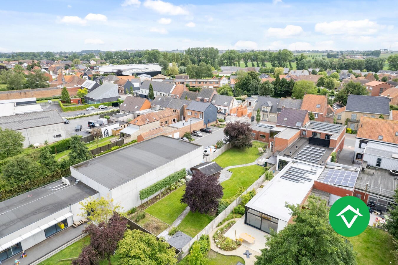 Halfopen woning te koop met dubbele garage in het centrum van Zarren 