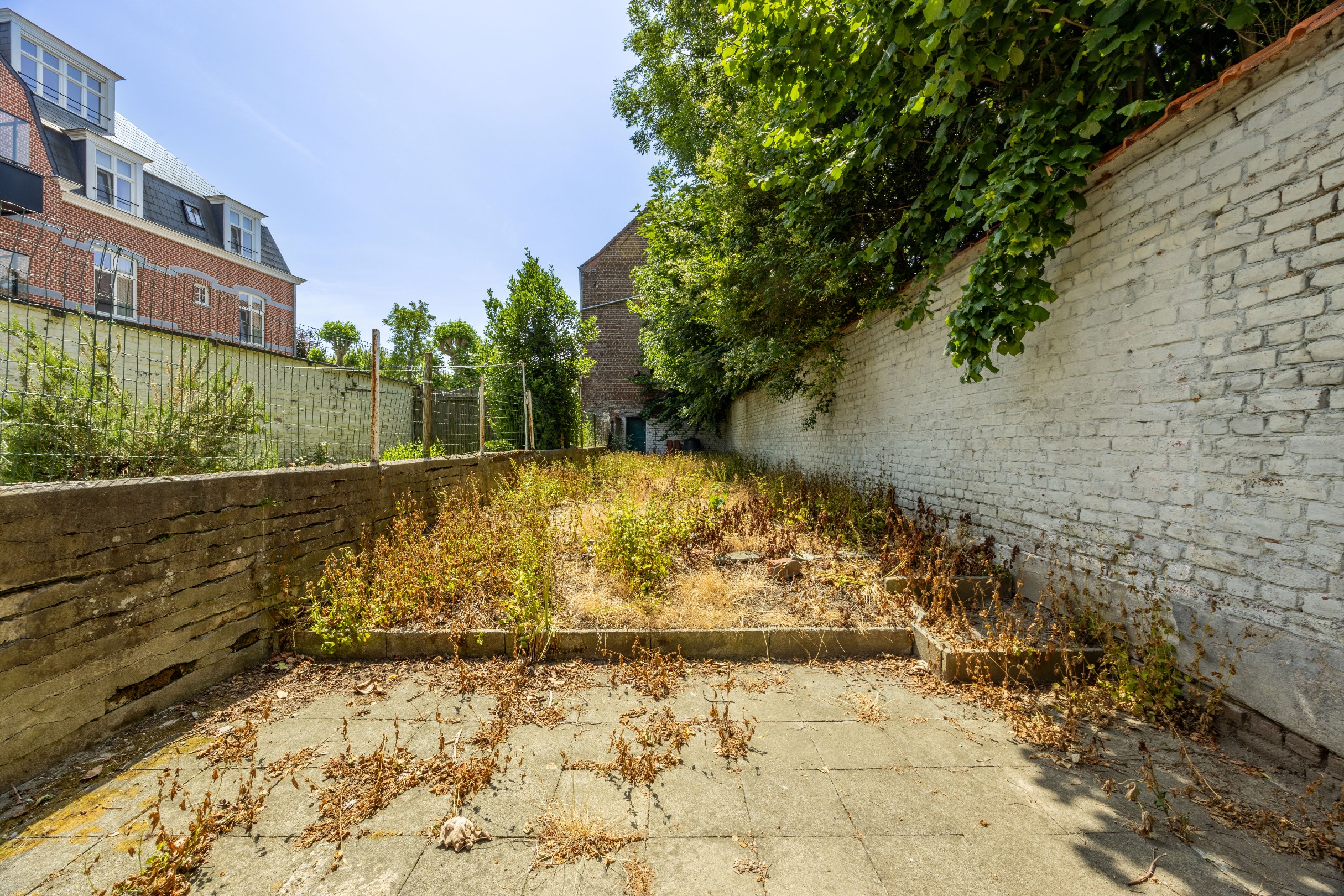 TE RENOVEREN WONING MET GARAGE 