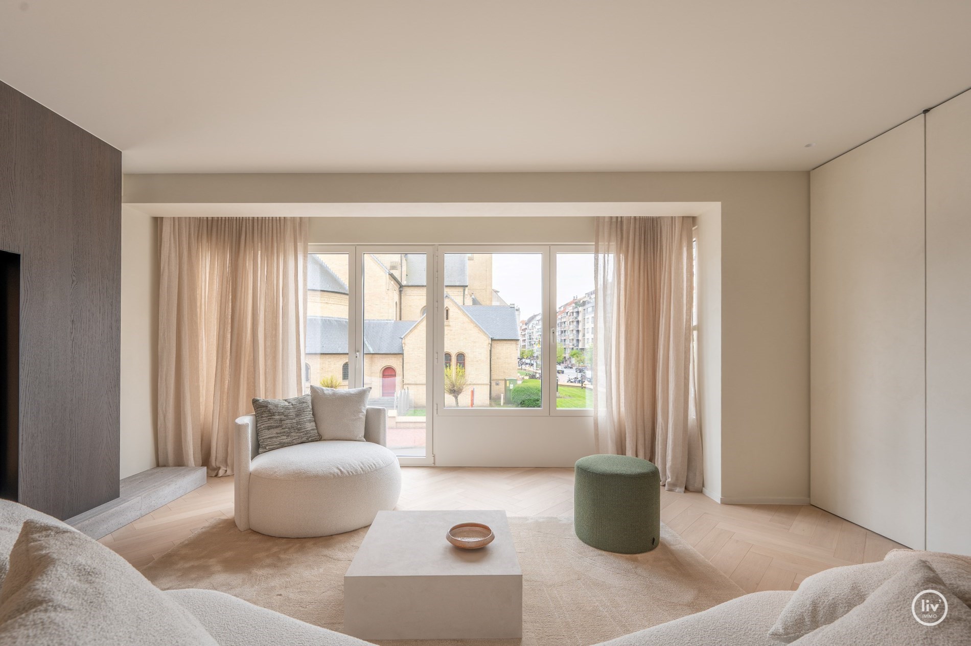 OPENDEURDAG vrijdag 11 juli 2025 van 16:15 tot 18:00 in de Van Bunnenlaan 32, 8300 Knokke-Heist. Magnifiek gerenoveerd appartement van 150 m&#178; met open zicht op de Heilighart kerk – Dumortierlaan, Knok 