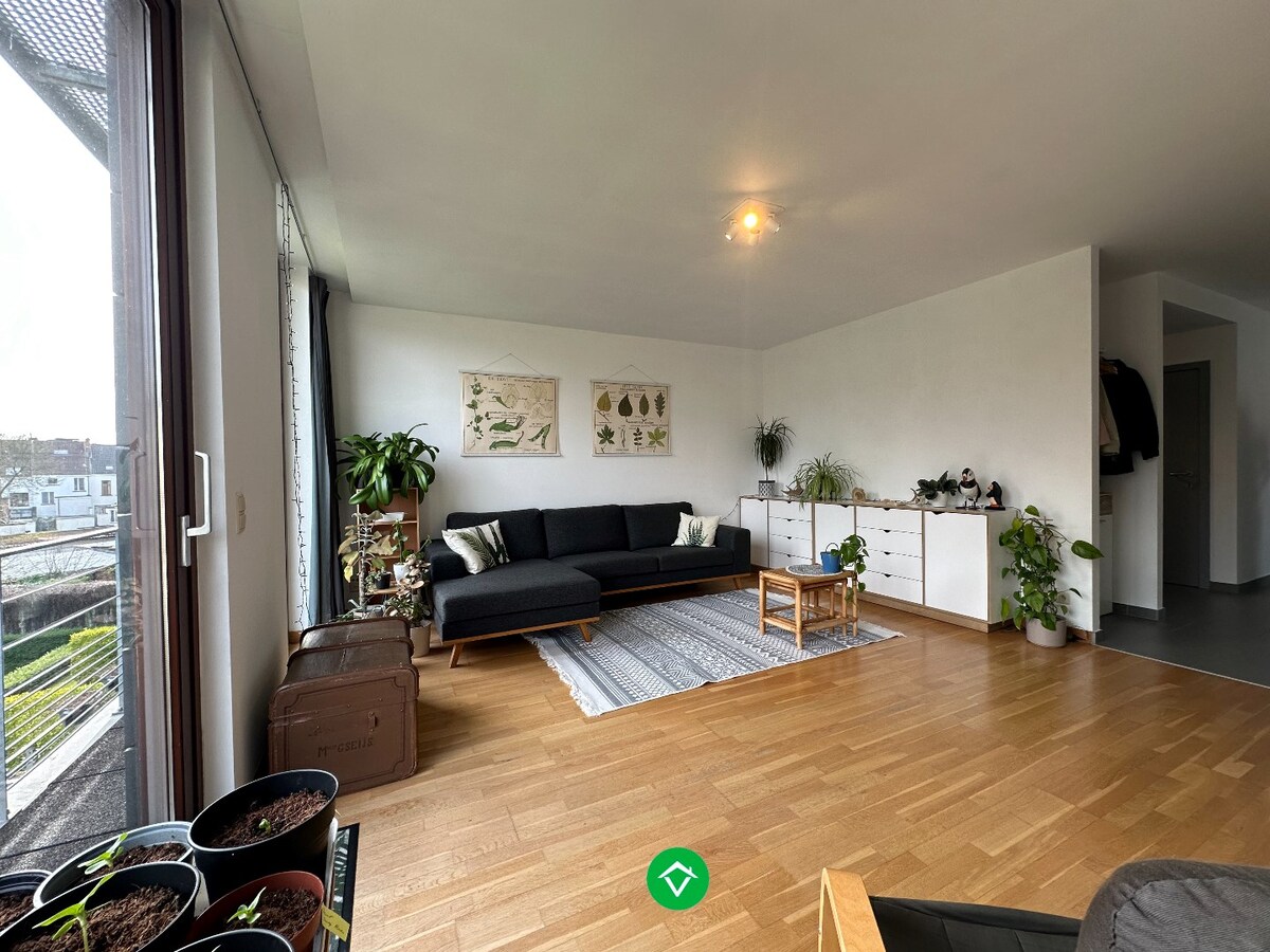 Appartement met 2 slaapkamers, 2 zonneterrassen en een autostandplaats in centrum Gent 