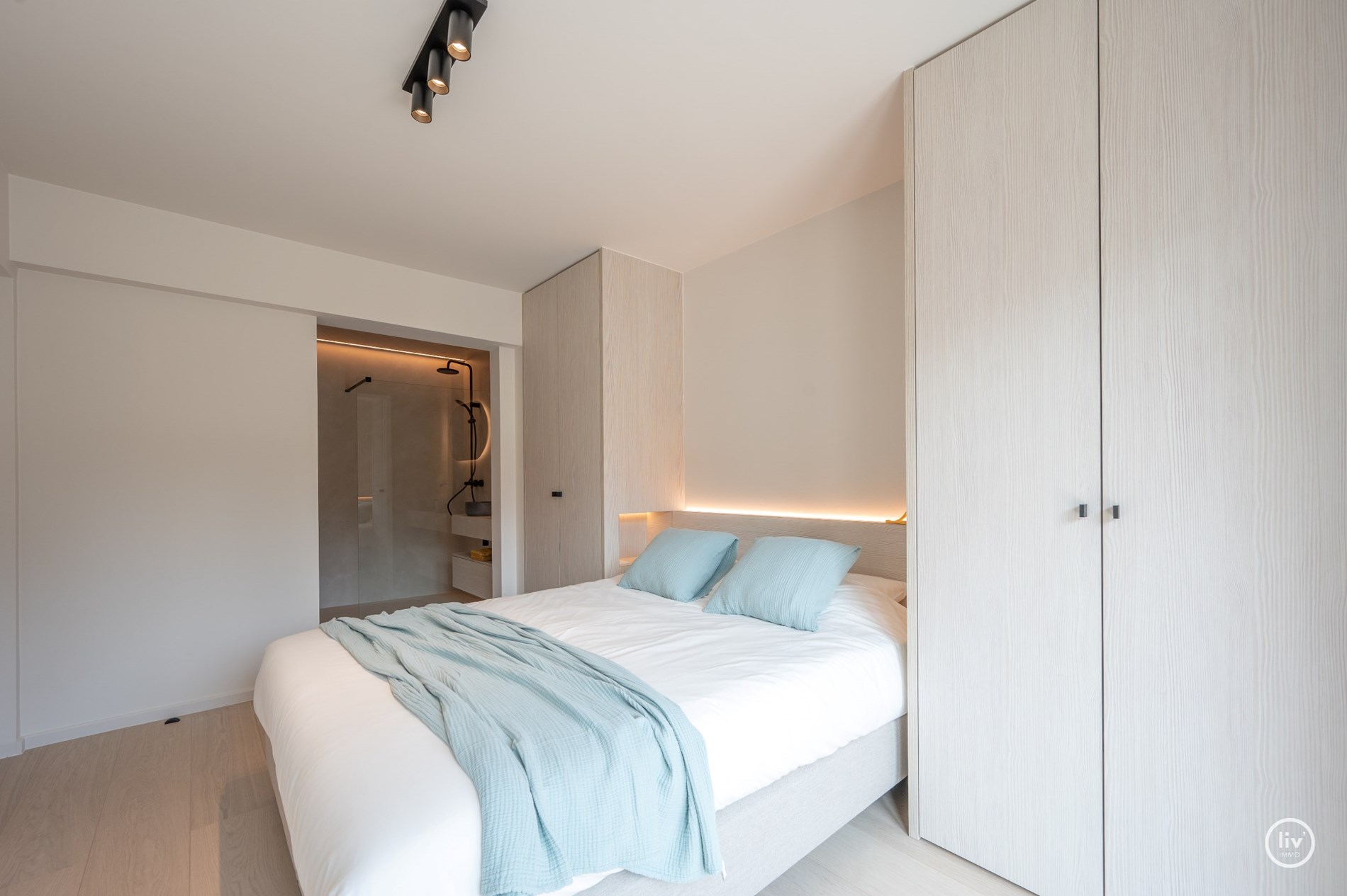 Appartement de 3 chambres r&#233;nov&#233; avec go&#251;t situ&#233; sur la Kustlaan, &#224; proximit&#233; de la place de la Tour de Lumi&#232;re et de la place du Triangle &#224; Knokke. 