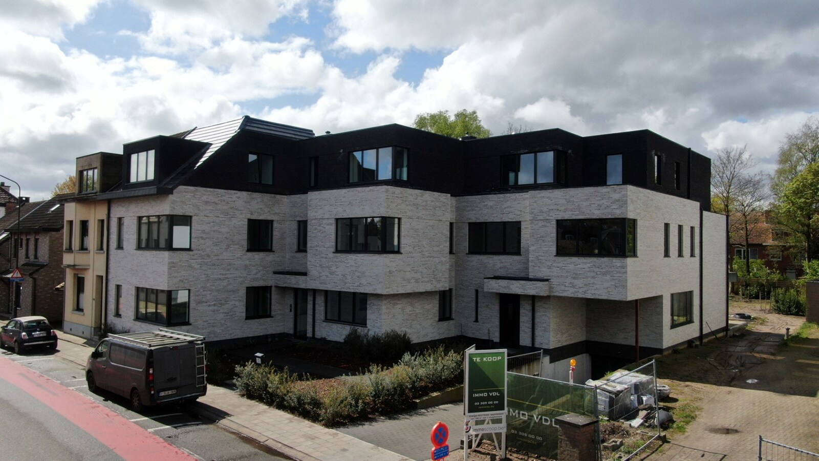 Luxueus nieuwbouw villa-appartement  van 168 m&#178; met 3 slaapkamers + ondergrondse garage en kelder in kleine residentie 