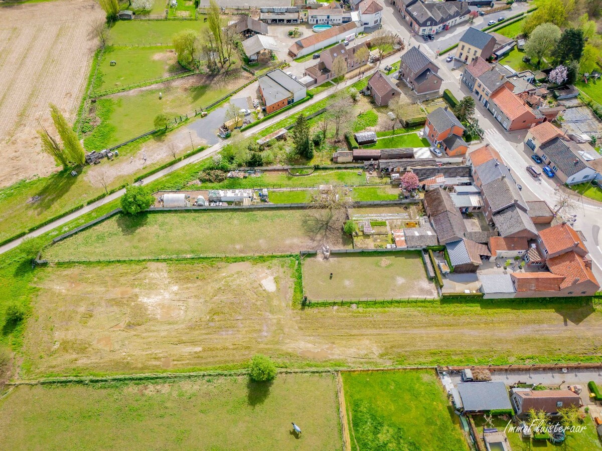 Maison &#224; r&#233;nover avec plusieurs d&#233;pendances et un pr&#233; sur env. 25 a &#224; Zoutleeuw 