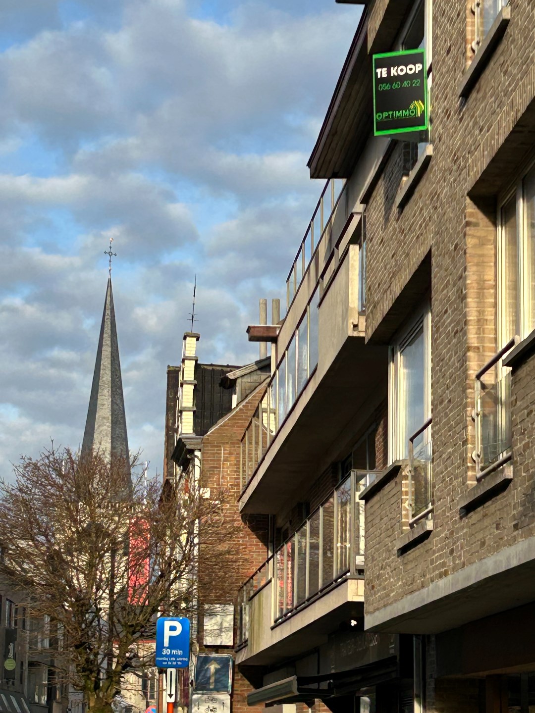 Appartement met twee slaapkamers en overdekte autostaanplaats 