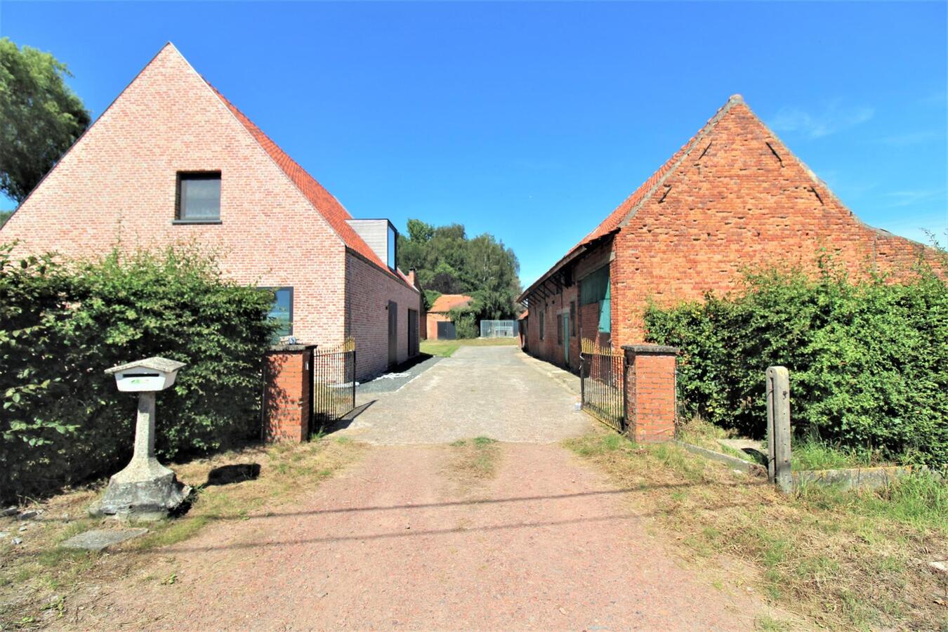 Recente woning met stalgebouw, grote schuur, buitenpiste en weilanden op ca. 1,23ha te Waasmunster (Oost-Vlaanderen) 