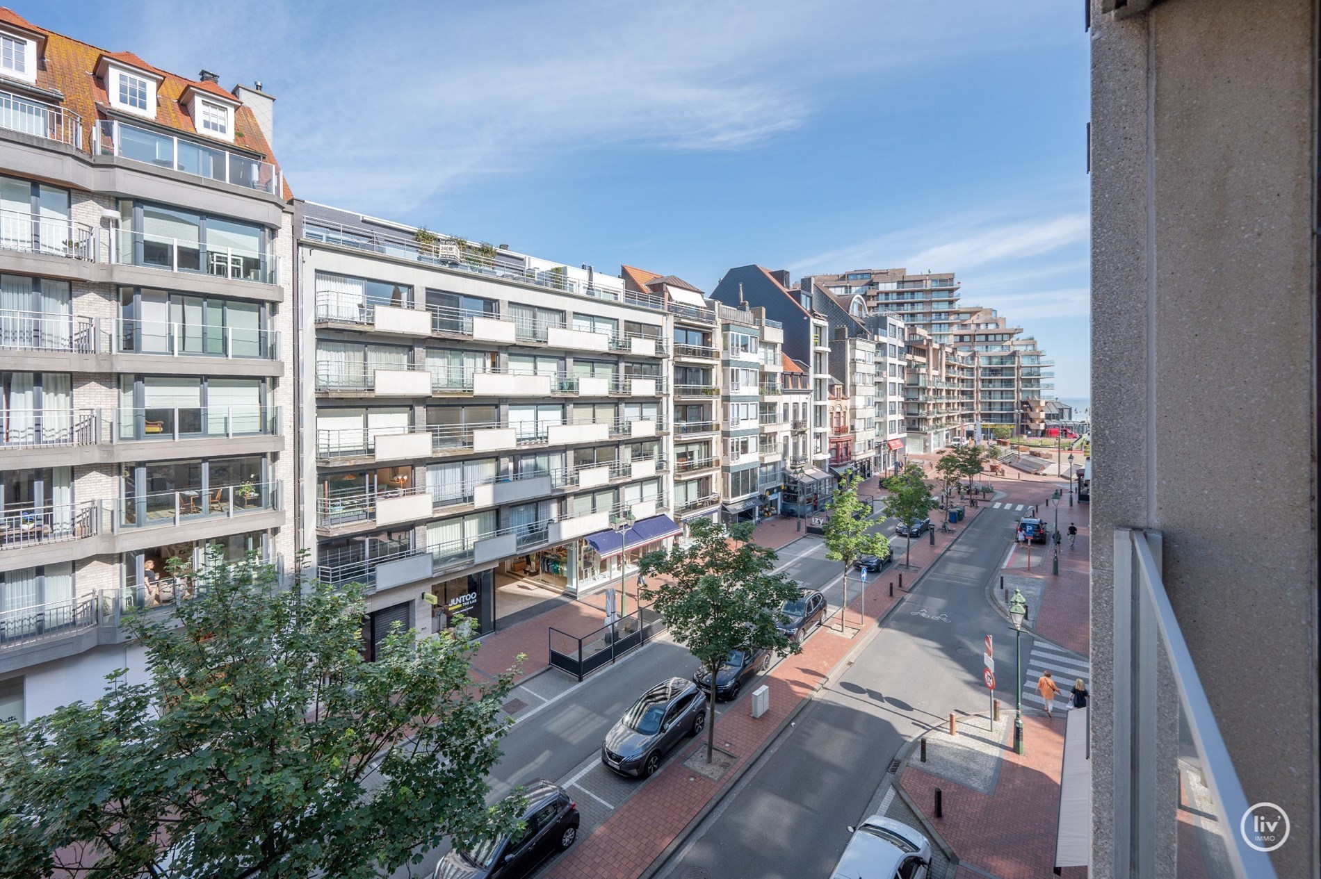 Gerenoveerd appartement met 2 volwaardige slaapkamers gelegen op de Lippenslaan vlakbij het Vanbunnenplein te Knokke. 