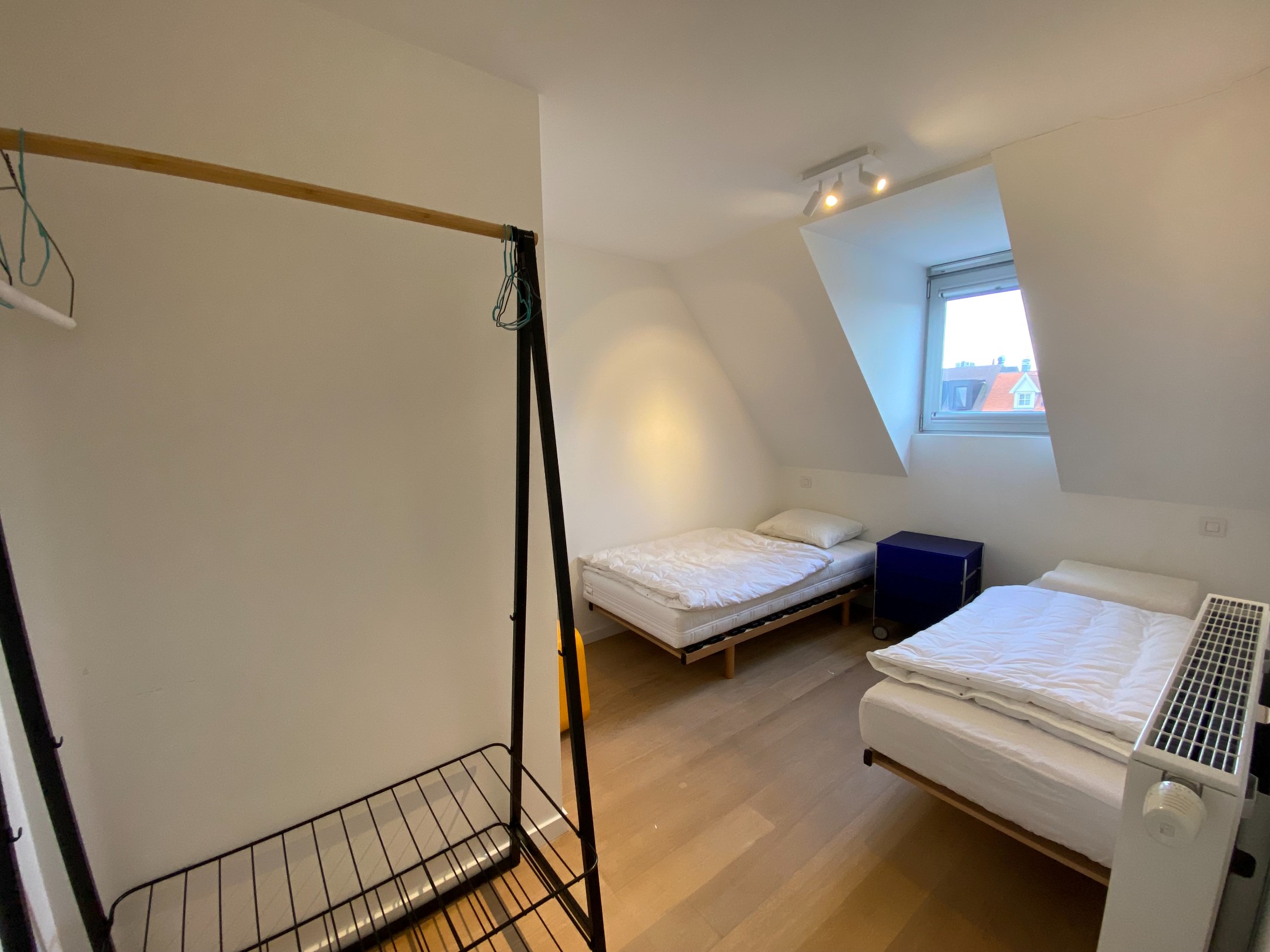 Meubl&#233; - Appartement en duplex avec 3 chambres &#224; coucher compl&#232;tes et deux grandes terrasses orient&#233;es vers le soleil avec des vues d&#233;gag&#233;es, situ&#233; du c&#244;t&#233; ensoleill&#233; de l&#39;avenue Lippens. 