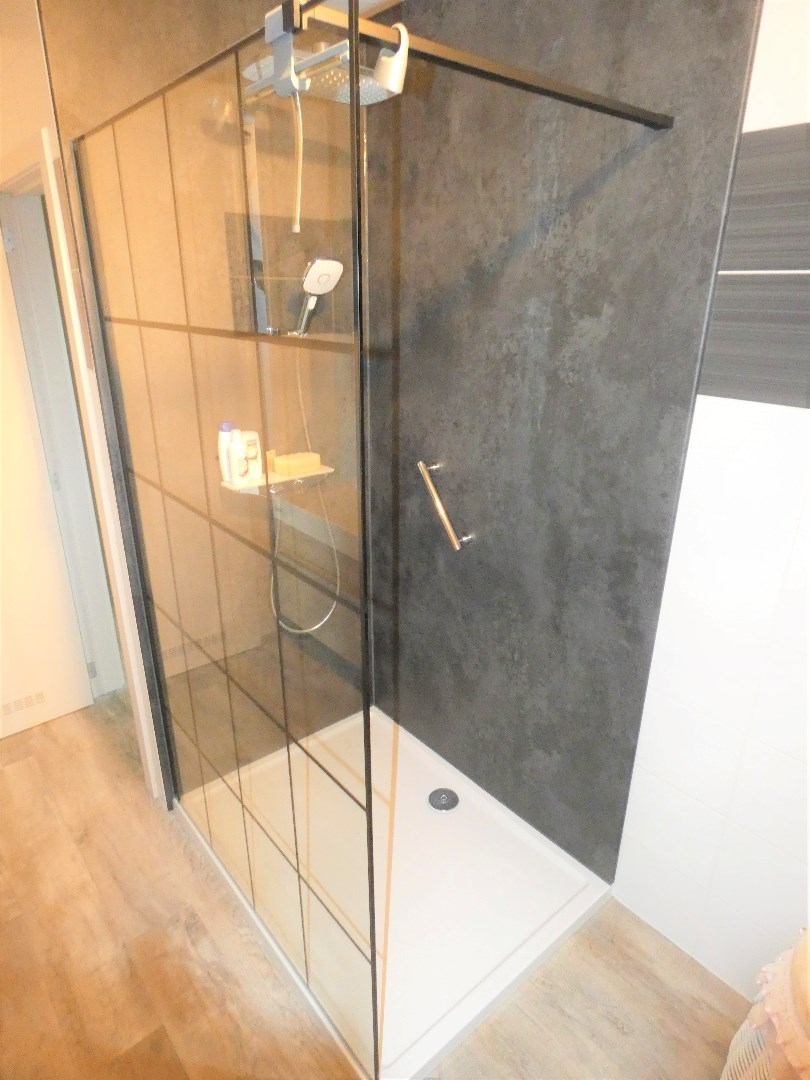 Appartement (104 m&#178;) met 2 slpk, 2 terrassen en garage, Eernegem. 