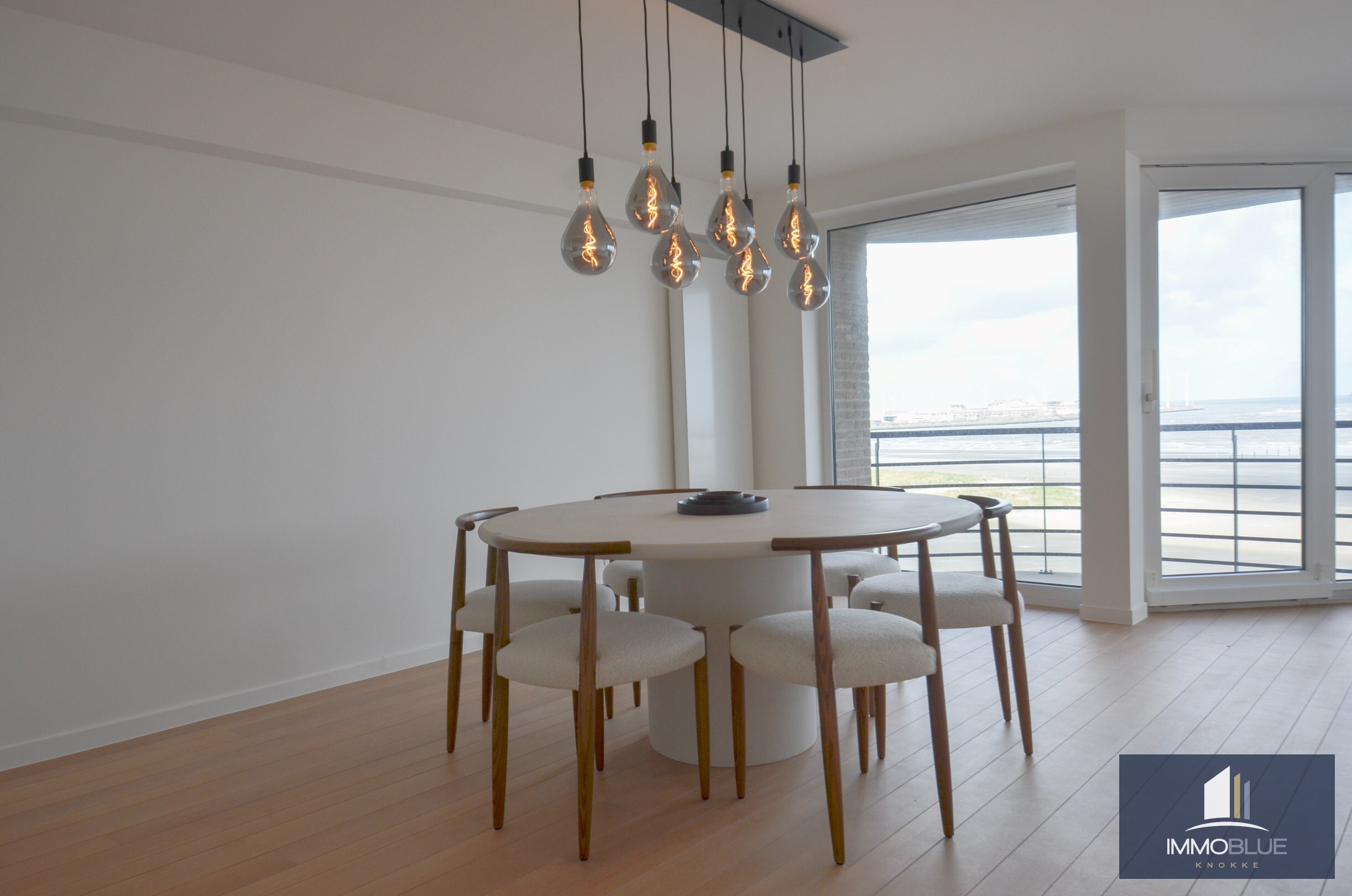 Appartement r&#233;nov&#233; avec une terrasse spacieuse et une vue frontale sur la mer. 