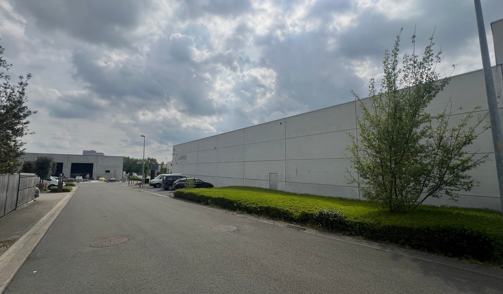 Bedrijfsgebouw met laadkade en kantoren te huur in Zottegem