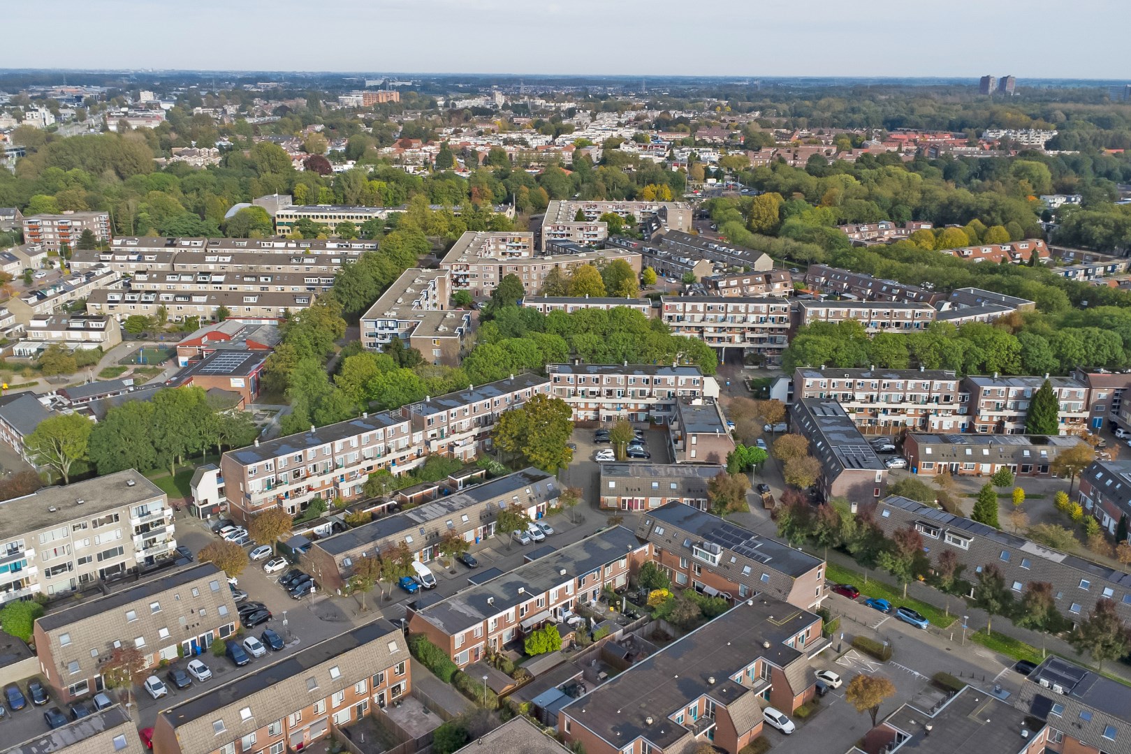 Starters opgelet! keurig 4 kamer tussenwoning met parkeerplaats voor deur, 3 slaapkamers, keurige keuken en badkamer, ruime onderhoudsvriendelijke tuin welke gelegen is op het zuidwesten. 