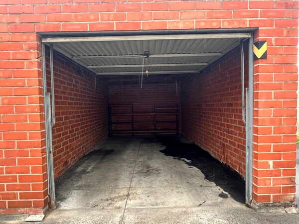 Te huur Garage te Izegem