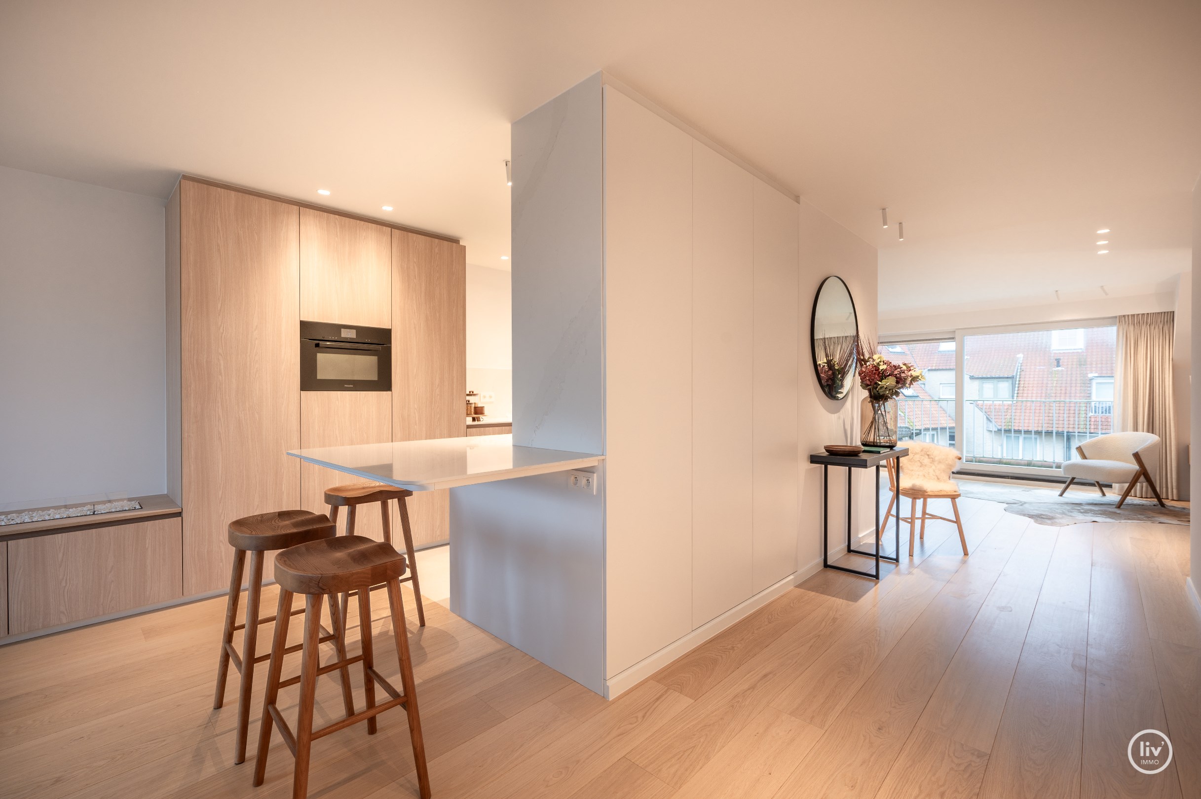 Luxueus gerenoveerd en uitstekend gelegen duplex met prachtige zonneterrassen, gelegen op een steenworp van het strand en het centrum van Knokke Zoute. 