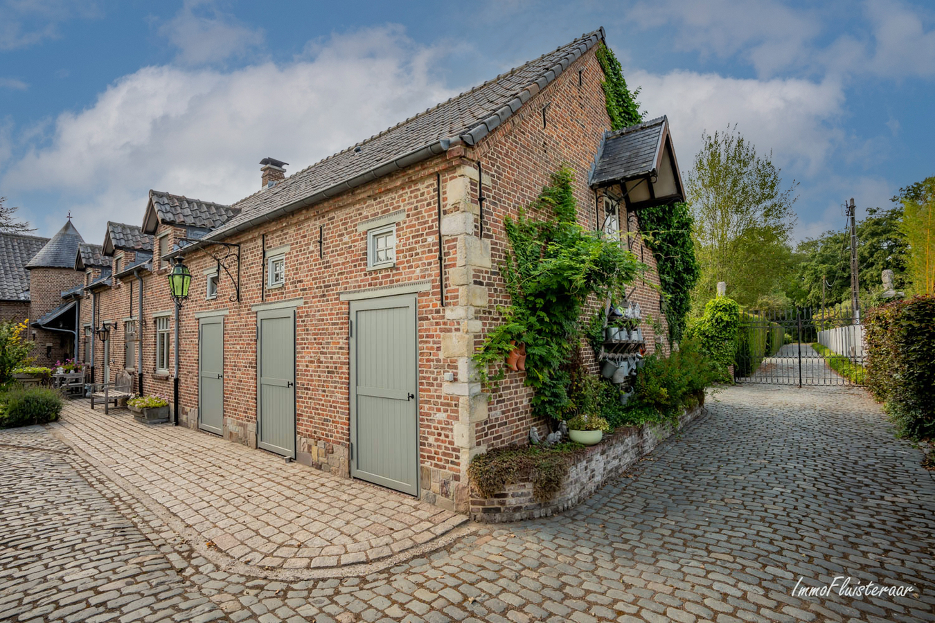 Charming castle farm with outbuildings, annexes, and meadows on approximately 1.7 hectares in Malderen (Londerzeel; Flemish Brabant). 