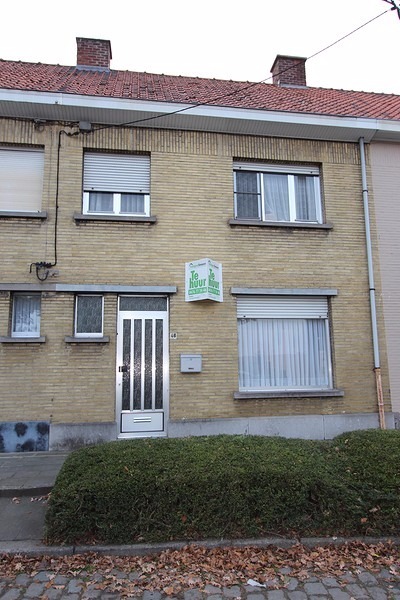 Woning met 3 slaapkamers en koer te Roeselare 