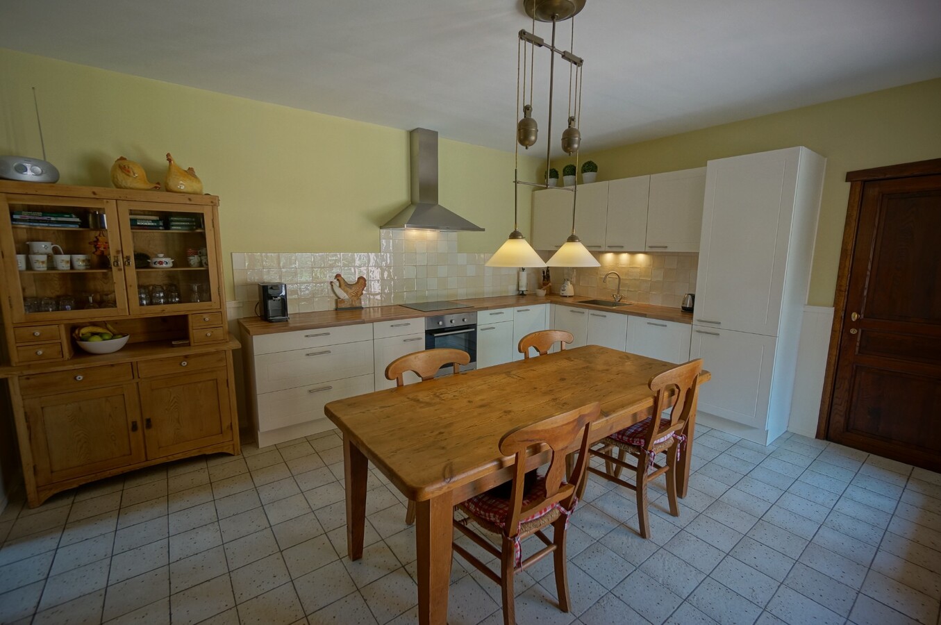 Verzorgde woning met stallen en piste op ca. 5374m&#178; te Wortel (Hoogstraten) 