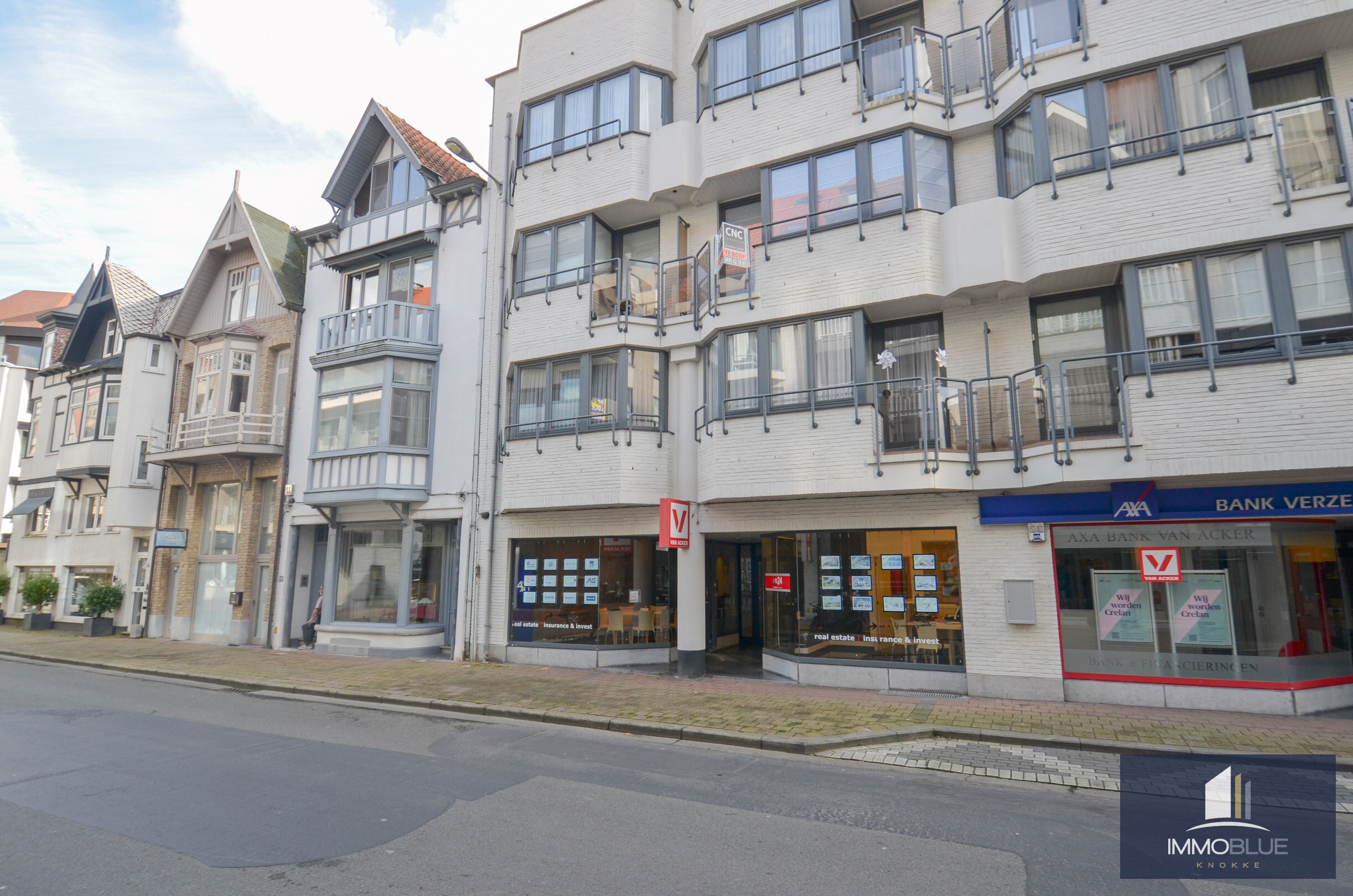 Centraal gelegen, volledig gerenoveerd appartement gelegen in de Zoutelaan op wandelafstand van het commercieel centrum. 