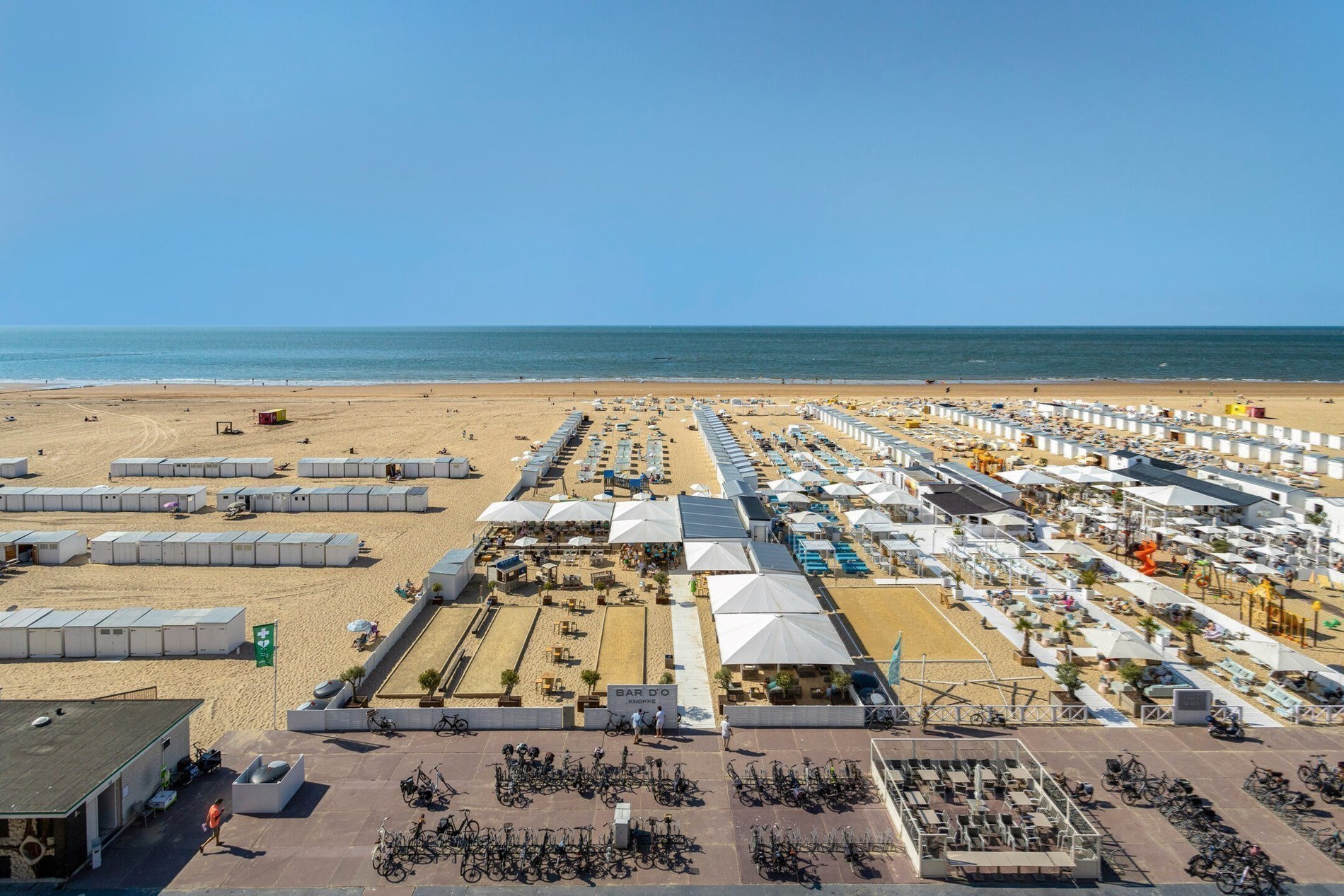 Opendeurdag Zaterdag 02/08 tussen 16u15 en 18u (Zeedijk Albertstrand 536): Gezellig en prachtig gerenoveerd vakantie appartement met frontaal zeezicht. 