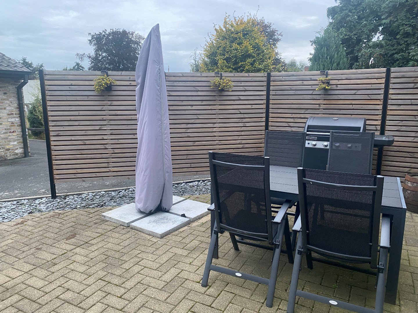 Gelijkvloers appartement met 2 slaapkamers, garage en groot terras 