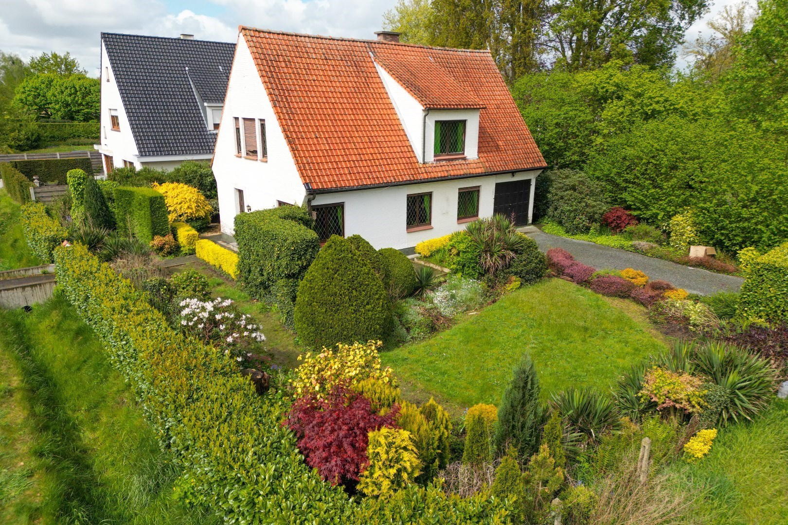 Charmant renovatieproject op een mooi groen hoekperceel in het geliefde Baarle! 