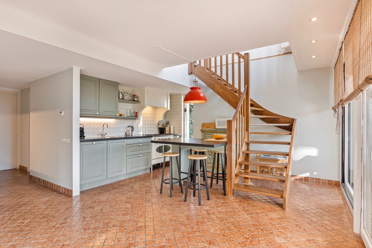 T.A. Makelaardij biedt aan:  Reigerlaan 10 te Kamperland; moderne architectonische vrijstaande villa met extra brede vrijstaande garage en royale private tuin rondom. 