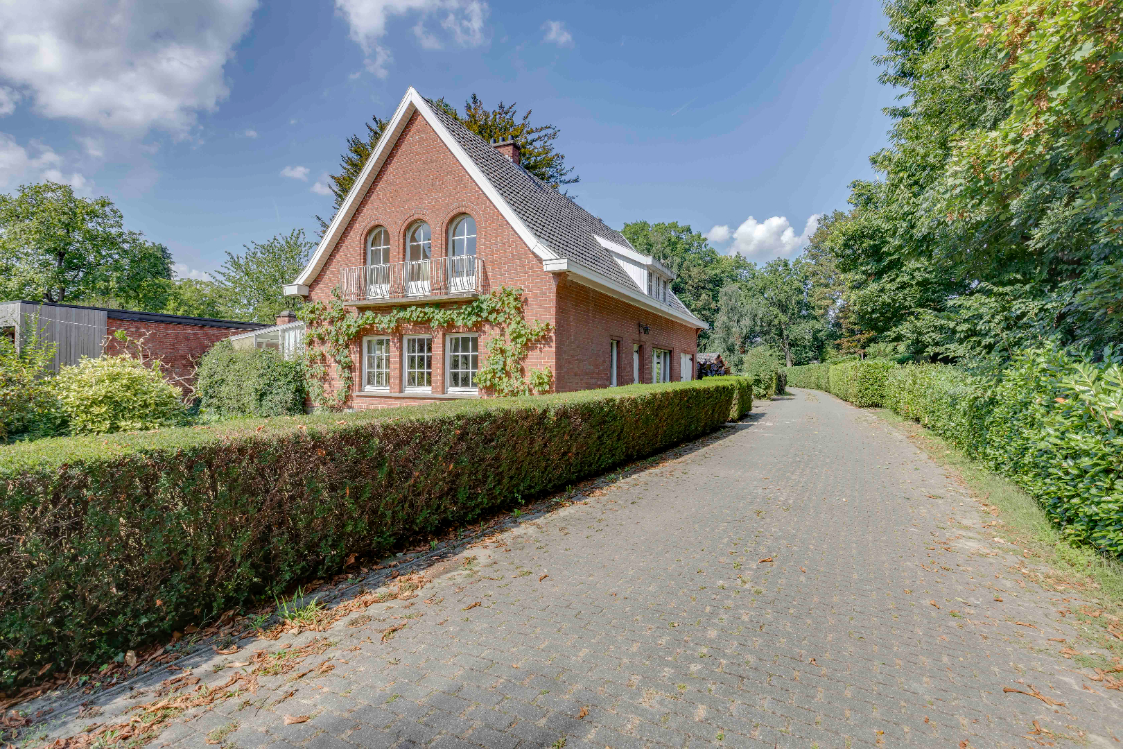 Goed gelegen, te renoveren villa in Mariakerke nabij de Bourgoyen 