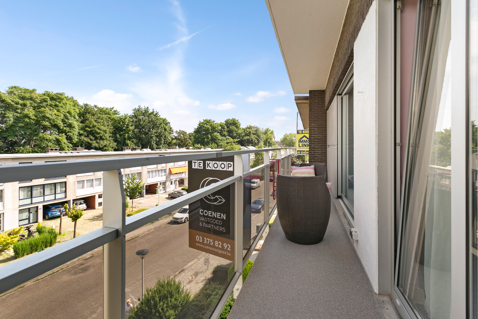Ruim appartement met 2 slpk&#39;s, 2 balkons en een bew. opp. van ca. 95 m&#178; op een centrale locatie te Deurne. 
