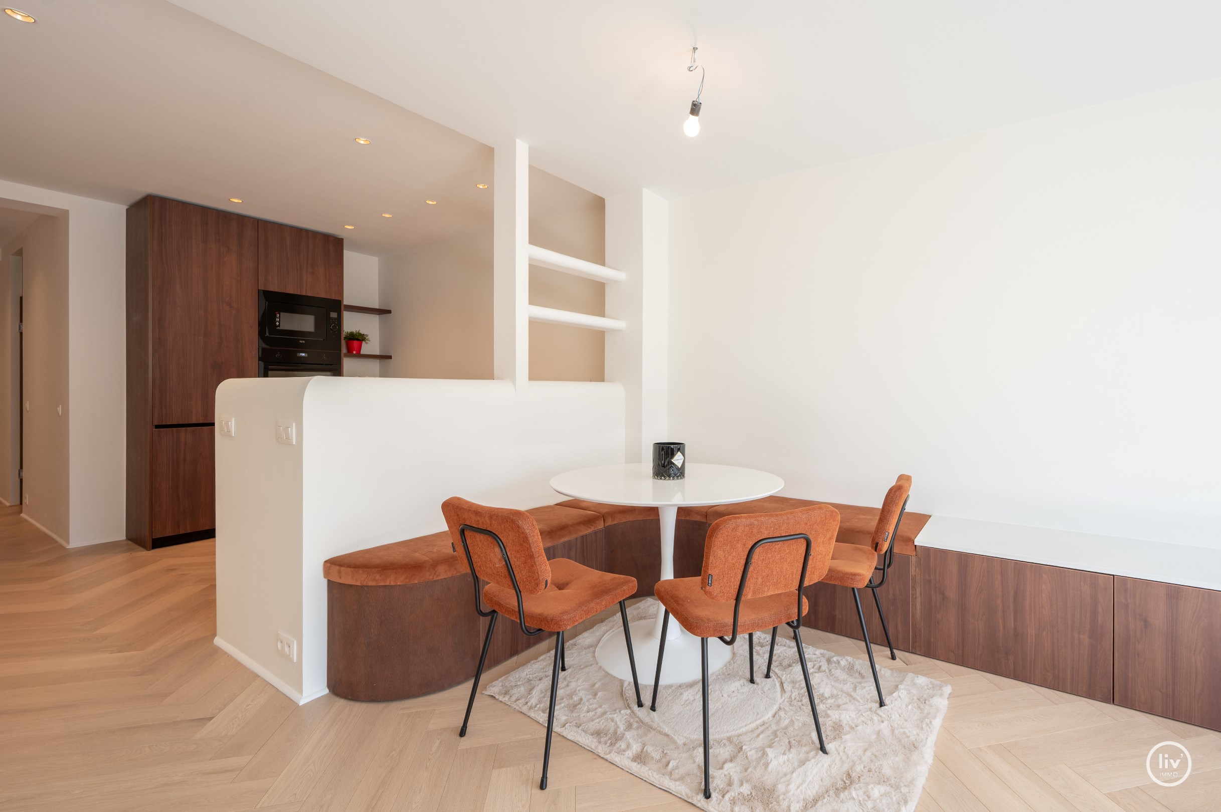 Gerenoveerd, lichtrijk appartement met 3 slaapkamers voorzien van alle luxe, gelegen op de Lippenslaan te Knokke. 