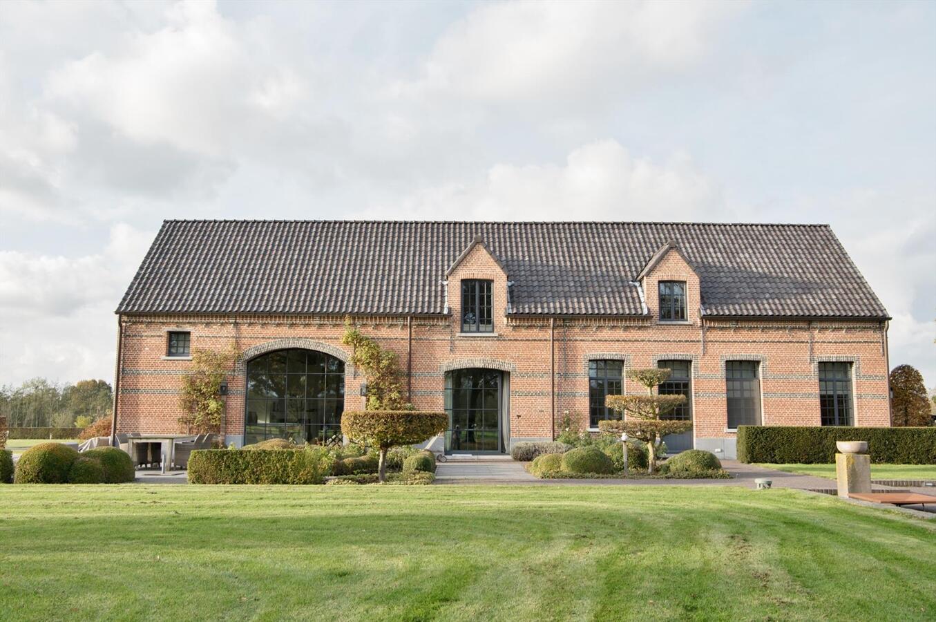 Exclusieve, hoogwaardig gerenoveerde hoeve op ca. 16 ha te Lier 