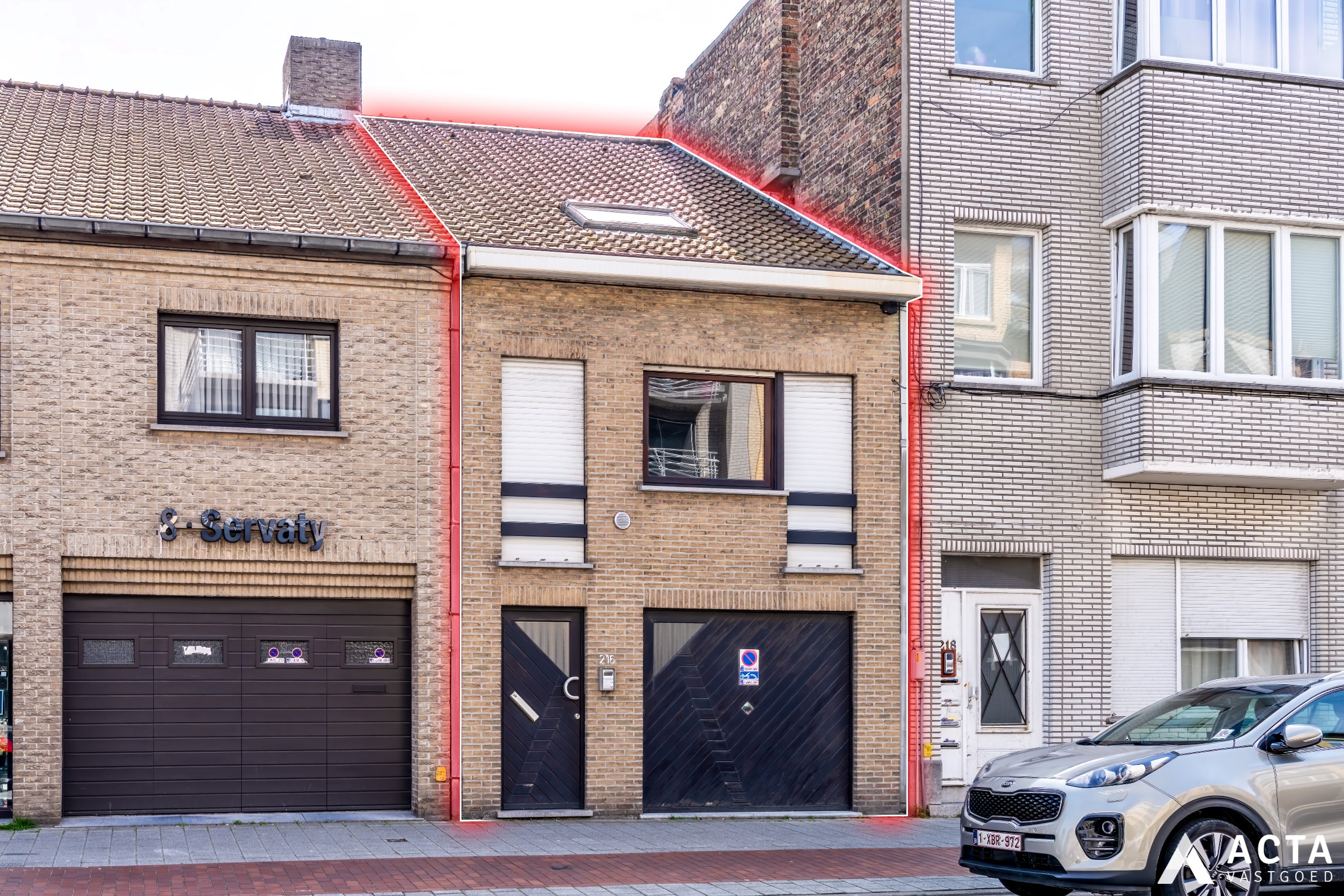 Op te frissen rijwoning met garage 