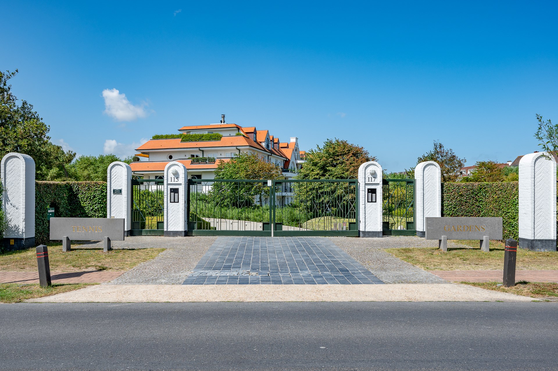 Uitzonderlijk gerenoveerd hoekappartement gelegen in hartje Zoute, in het zeer exclusieve domein &quot;Tennis Gardens&quot; - een priv&#233; park van +/- 5 ha, vlakbij de zee en op wandelafstand van de &quot;Royal Zoute 