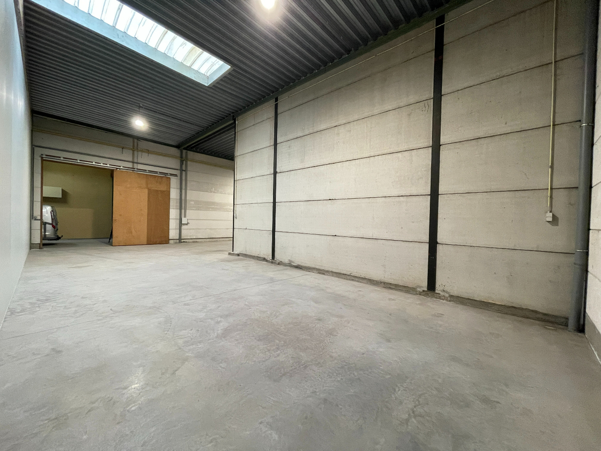 Ruime loods van 198 m&#178; te Ooigem 