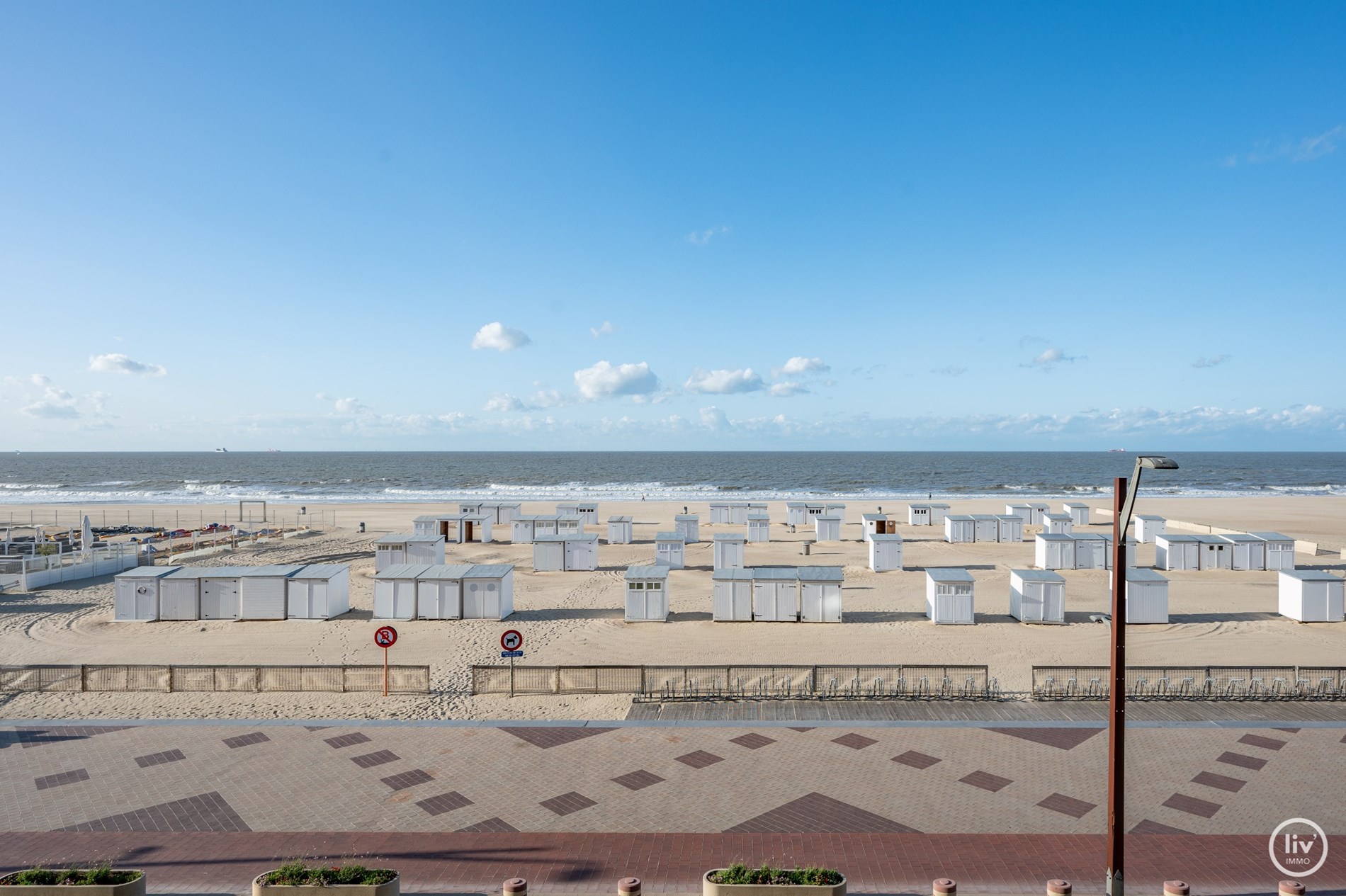 Superbe appartement avec VUE FRONTALE SUR LA MER et 3 chambres situ&#233; sur la digue de Knokke. 