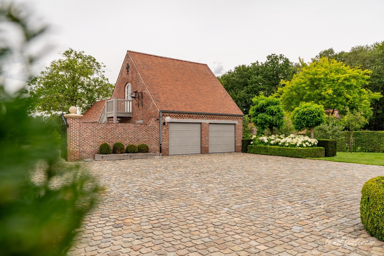 Exclusive country house with stables, swimming pool, and tennis court on an estate of approximately 9 hectares in Retie. 