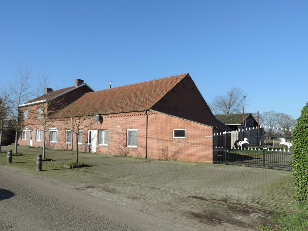 Boerderij met twee wooneenheden en stallen op ca. 1,25ha te Bocholt 