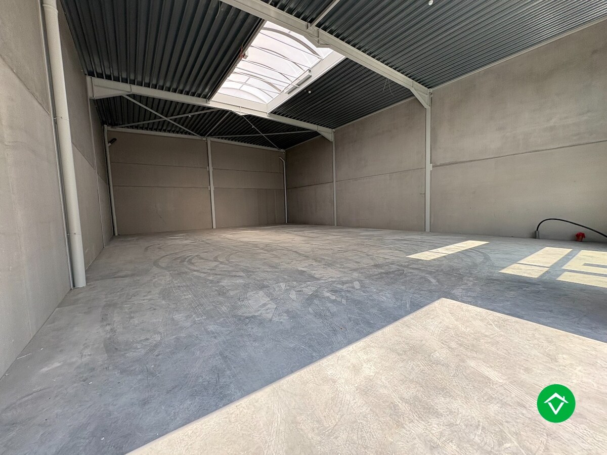 Loods te koop – 246 m&#178; met 2 parkeerplaatsen inbegrepen op de industriezone te Ichtegem 