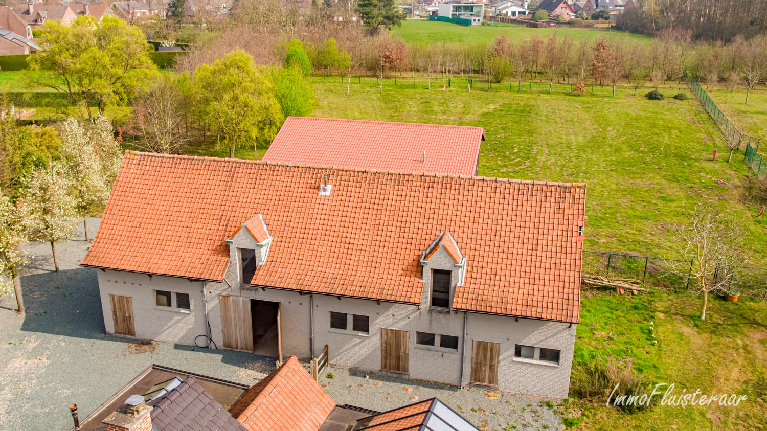 Hedendaagse villa met aanhorigheden op een perceeloppervlakte van 1,6 ha te Belsele 