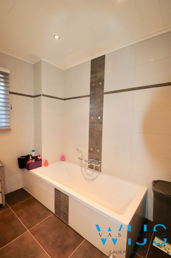 Instapklaar woonhuis met 4 slaapkamers op 936m&#178; te Zelzate! 